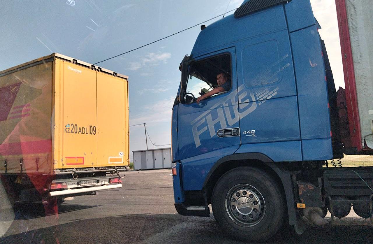 Бизнес требует отложить новые правила для автогрузов при въезде в Россию