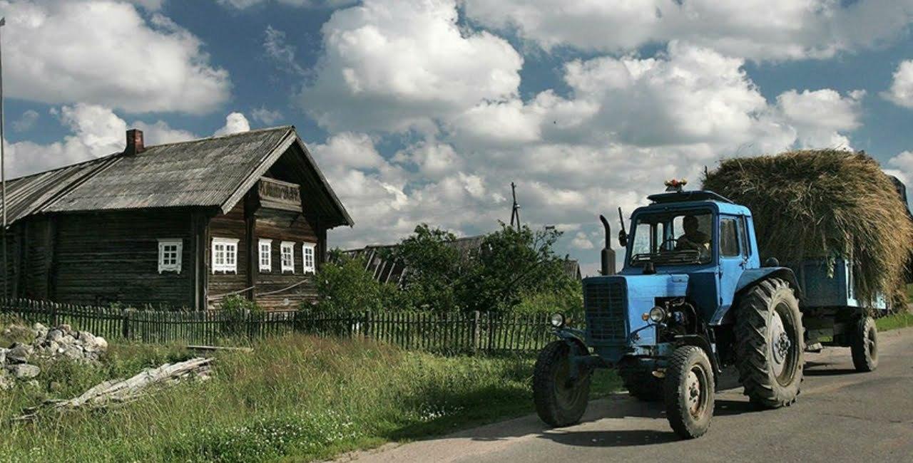 Трактор в деревне